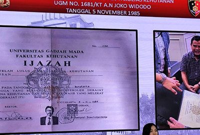 Jumpa pers kasus ijazah Jokowi di Bareskrim Polri pada Kamis (22/5/2025). Ijazah asli (kanan) dan fotokopi ijazah. Foto: Istimewa