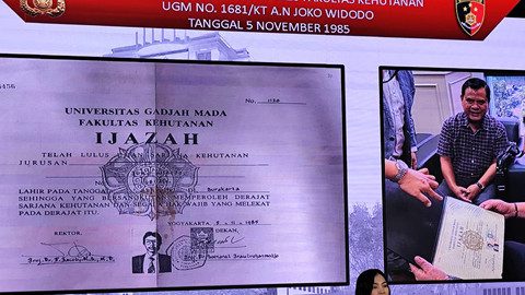 Jumpa pers kasus ijazah Jokowi di Bareskrim Polri pada Kamis (22/5/2025). Ijazah asli (kanan) dan fotokopi ijazah. Foto: Istimewa
