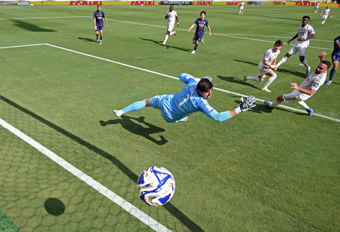 Thibaut Courtois kebobolan saat laga PSG vs Real Madrid dalam semifinal Piala Dunia Antarklub di MetLife Stadium, East Rutherford, New Jersey, AS, pada Kamis (10/7) dini hari WIB. Foto: REUTERS
