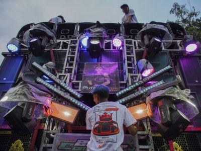 Warga menyiapkan peralatan saat gelaran Urek Urek Carnival yang diiringi perangkat audio kapasitas besar di Desa Urek-urek Kecamatan Gondanglegi, Kabupaten Malang, Jawa Timur, Sabtu (12/7/2025). Foto: ANTARA 