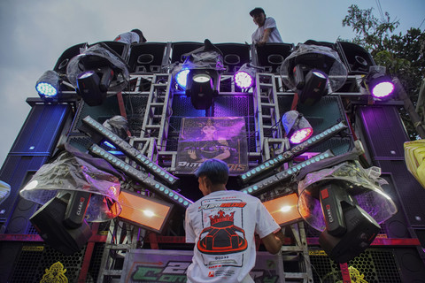 Warga menyiapkan peralatan saat gelaran Urek Urek Carnival yang diiringi perangkat audio kapasitas besar di Desa Urek-urek Kecamatan Gondanglegi, Kabupaten Malang, Jawa Timur, Sabtu (12/7/2025). Foto: ANTARA 