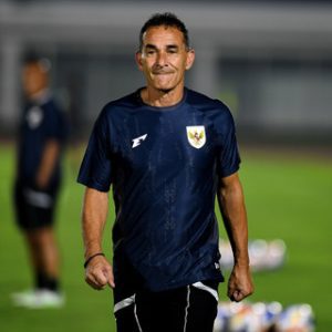 Pelatih Timnas U-23 Gerald Vanenburg memimpin jalannya latihan Timnas Indonesia U-23 jelang Piala AFF di Lapangan Madya, GBK, Jakarta, Senin (14/7/2025). Foto: Istimewa