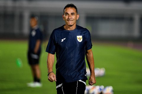 Pelatih Timnas U-23 Gerald Vanenburg memimpin jalannya latihan Timnas Indonesia U-23 jelang Piala AFF di Lapangan Madya, GBK, Jakarta, Senin (14/7/2025). Foto: Istimewa