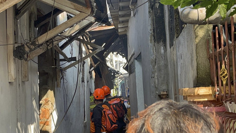 TKP kebakaran di Jalan kutilang, Bukit Duri, Tebet, Jakarta Selatan, Sabtu (19/7/2025). Foto: kumparan