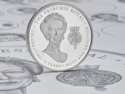 Uang logam pecahan £5 yang dirilis Inggris untuk Putri Anne dari Kerajaan Inggris. Foto: Instagram @royalmintuk