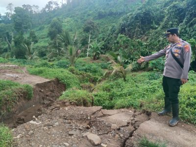 Kapolsek Wonosobo Tinjau Jembatan Rusak Penghubung Pekon Sanggi–Atar Lebar