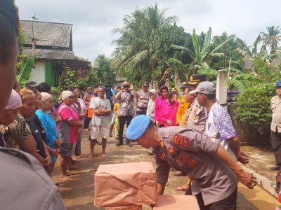 Polres Tanggamus Salurkan Bantuan Sosial untuk Korban Banjir di Pekon Soponyono