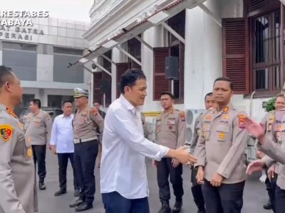 SPDB Brigjen Pol. (Purn) Drs. Edward Syah Pernong, S.H., M.H. saat mengunjungi Mapolrestabes Surabaya.