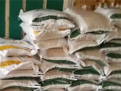 759 Warga Desa Wayharong Terima Bantuan Beras dari Pemerintah Pusat