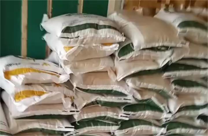 759 Warga Desa Wayharong Terima Bantuan Beras dari Pemerintah Pusat