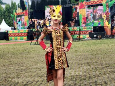 Anggun Nindya Nafisya Putri, model cilik berbakat, saat acara pembukaan Festival Krakatau (K-Fest) ke-34 Tahun 2025 yang digelar Sabtu (5/7/2025) di Lapangan Korpri, Komplek Kantor Gubernur Lampung.