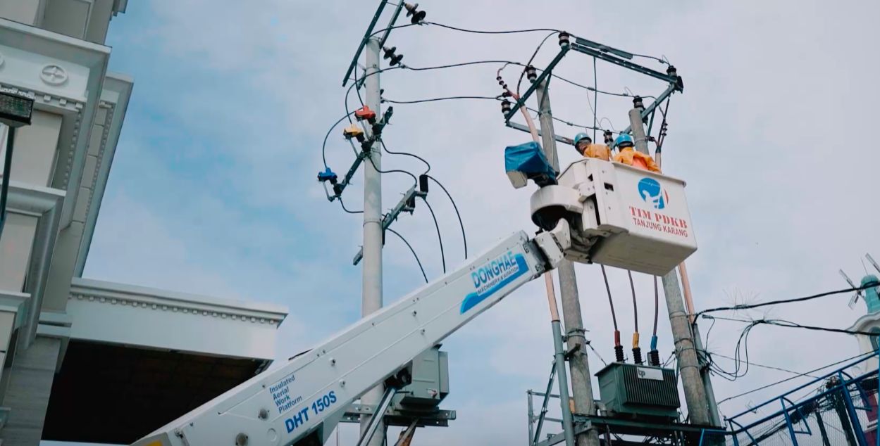 Potret Tim Pekerjaan Dalam Keadaan Bertegangan Saat melaksanakan Pemeliharaan di Pusat Kota Bandar Lampung