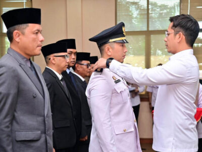 Sebanyak 10 pejabat resmi dilantik, dan 3 orang lainnya ditunjuk sebagai Pelaksana Tugas (Plt) di jabatan strategis oleh Bupati Lampung Selatan, Radityo Egi Pratama, Rabu (2/7/2025).