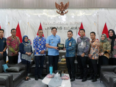 Bupati Lampung Selatan, Radityo Egi Pratama, bersama jajaran Bank Syariah Indonesia (BSI) KCP Kalianda di ruang kerjanya, Kamis (3/7/2025).