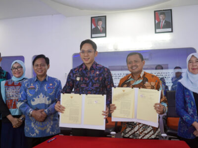 Penandatanganan Nota Kesepahaman (MoU) dan Perjanjian Kerja Sama (PKS) terkait berbagi informasi serta inovasi daerah oleh Bupati Lampung Selatan, Radityo Egi Pratama, bersama Bupati Sumedang, Dony Ahmad Munir, di Gedung Command Center, Kompleks Pemerintahan Kabupaten Sumedang, Jumat (4/7/2025).