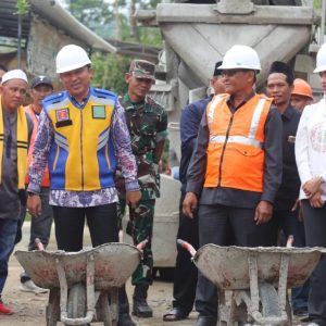 Bupati Parosil Letakkan Batu Pertama Pembangunan Jalan Tugu Ratu–Sukamarga, Titik Awal Harapan Baru Warga Suoh