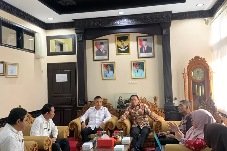 Dalam upaya untuk memastikan efektivitas pemerintahan dan program di tingkat Kabupaten, Bupati Lampung Barat Parosil Mabsus melakukan kunjungan kerja (KunKer) ke Kabupaten Jembrana Provinsi Bali. Kunjungan Parosil Mabsus beserta rombongan pada (30/07) disambut langsung oleh Wakil Bupati Jembrana, IGN Patriana Krisna (Ipat) beserta Kepala OPD terkait. Bupati Lampung Barat Parosil Mabsus menjelaskan, kunjungannya beserta jajaran merupakan bentuk silaturahmi sekaligus upaya membangun sinergi antardaerah. “Kunjungan ini bukan hanya silaturahmi, tapi juga bagian dari komitmen kami untuk memperkuat kerja sama dan mempelajari praktik-praktik baik yang telah diterapkan di Kabupaten Jembrana,” ungkap Parosil Mabsus, Kamis 31 Juli 2025. Ia mengatakan, kunjunganya ke Jembrana bukan merupakan untuk yang pertama kalinya “Saat dulu saya masih menjadi anggota DPRD, saya pernah berkunjung ke sini (Jembrana) dan sangat tertarik dengan program sekolah gratis. Hari ini saya ingin melihat bagaimana kelanjutan dari program itu,” jelas Parosil Mabsus. Berdasarkan dialognya dengan Patriana Krisna, Parosil Mabsus mengapresiasi keberlanjutan dan konsistensi Pemerintah Kabupaten Jembrana dalam menjalankan program-program yang berpihak pada masyarakat, seperti sekolah gratis, pengelolaan BLUD di puskesmas, hingga pembangunan Puskesmas Pembantu (Pustu) di setiap Pekon (Desa). Dengan kunjungan tersebut, Pak Cik begitu sapaan Akrabnya bagi bupati dua periode itu, berharap langkah ini menjadi awal untuk memperkuat sinergi antardaerah dalam rangka peningkatan pelayanan publik, khususnya di sektor pendidikan dan kesehatan. Pak Cik mengaku, ada banyak hal yang dapat di pelajari oleh pihaknya dari pertemuan tersebut “Nanti akan kami kaji bersama tim di Lampung Barat, mana program yang bisa segera diimplementasikan, dan mana yang perlu dikomunikasikan lebih lanjut untuk disesuaikan dengan kondisi daerah kami,” pungkas Parosil Mabsus. Sementara, Wabup Jembrana, IGN Patriana Krisna menyampaikan apresiasi dan terima kasih atas kunjungan dari pemerintah kabupaten Lampung Barat. Patriana mengaku, pertemuan tersebut menjadi momen yang sangat membanggakan karena menunjukkan adanya perhatian dan keinginan untuk saling berbagi praktik baik antar pemerintah daerah. “Dari diskusi tadi, kami membagikan berbagai informasi, termasuk program sekolah gratis dan pengelolaan layanan kesehatan melalui BLUD di puskesmas,” ujarnya. Ia yakin ada beberapa hal yang bisa diadopsi atau menjadi referensi untuk Pemerintah Kabupaten Lampung Barat ke depannya.
