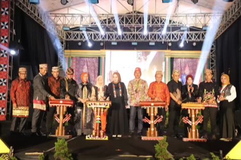 Festival Sekala Bekhak ke-11 Resmi Ditutup, Bupati Parosil Mabsus Tekankan Pentingnya Pelestarian Budaya