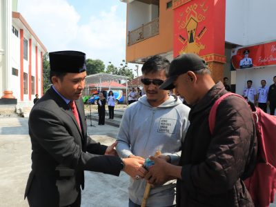 Parosil Serahkan Uang 10 Juta Kepada Warga Balik Bukit Mengalami Penyakit Mata.