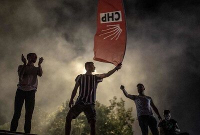 Warga Kota Istanbul berkumpul untuk merayakannya setelah kandidat Partai Rakyat Republik (CHP) memenangkan pemilihan ulang Wali Kota Istanbul, di Betlikduzu (23/6). Foto: AFP