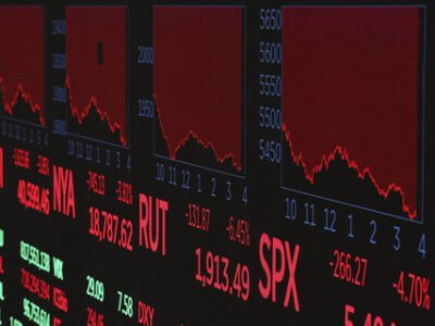 Layar menampilkan pergerakan saham di New York Stock Exchange (NYSE), New York, Amerika Serikat, Kamis (3/4/2025). Foto: Reuters