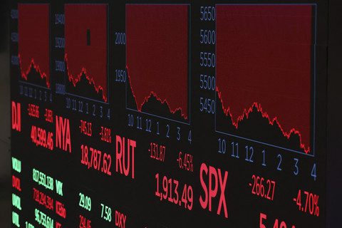 Layar menampilkan pergerakan saham di New York Stock Exchange (NYSE), New York, Amerika Serikat, Kamis (3/4/2025). Foto: Reuters