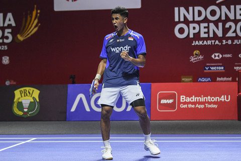 Pebulu tangkis tunggal putra Indonesia Alwi Farhan setelah berhasil memperoleh poin saat melawan tunggal putra India Prannoy HS pada babak 32 besar Kapal Api Indonesia Open 2025 di Istora Senayan, Gelora Bung Karno, Jakarta, Selasa (3/6/2025). Foto: ANTARA FOTO