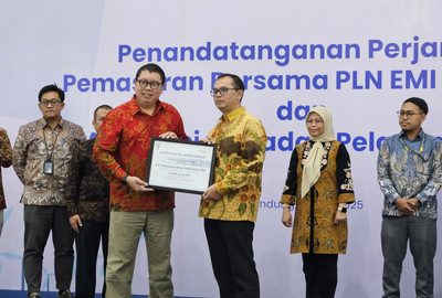 Penyerahan Renewable Energy Certificate (REC) yang diterima oleh VP Network/IT Stra, Tech, & Architecture Telkom Ermono Liman Prabowo. Foto: dok. Telkom