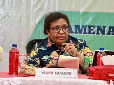 Wamendagri Ribka Haluk menghadiri Rapat Koordinasi Rencana Pembangunan 2.200 Unit Rumah yang berlangsung di Hotel Baliem Pilamo, Wamena, Kabupaten Jayawijaya, Papua Pegunungan, Rabu (13/8/2025). Foto: Kemendagri RI