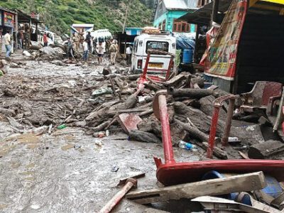 Banjir bandang di distrik Kishtwar, Kashmir, India pada Kamis (14/8). Puluhan orang tewas pada tragedi ini. Foto: AFP
