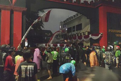Massa dari ojek online (Ojol) menggeruduk Mako Brimob Jakarta, Kamis (28/8/2025). Foto: kumparan