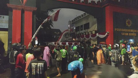 Massa dari ojek online (Ojol) menggeruduk Mako Brimob Jakarta, Kamis (28/8/2025). Foto: kumparan
