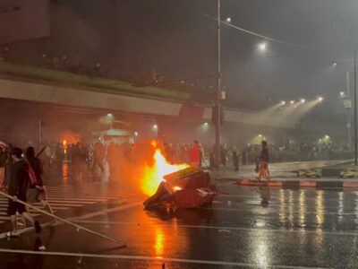 Massa membakar pembatas jalan di Perempatan Jalan Pasar Senen, Jakarta, Jumat (29/8/2025). Foto: kumparan