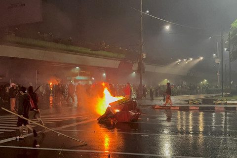 Massa membakar pembatas jalan di Perempatan Jalan Pasar Senen, Jakarta, Jumat (29/8/2025). Foto: kumparan