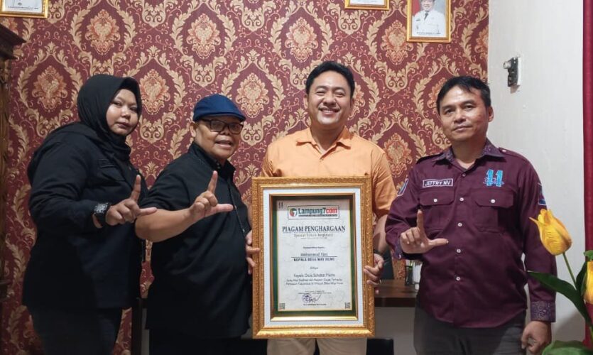 Kades Way Huwi, M. Yani Terima Penghargaan Spesial “Kades Sahabat Media” dari Lampung7.com
