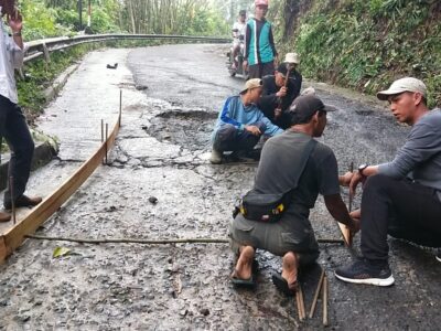 Jalan Tanjakan Sukarame Mulai Dikerjakan Secara Swadaya oleh Warga