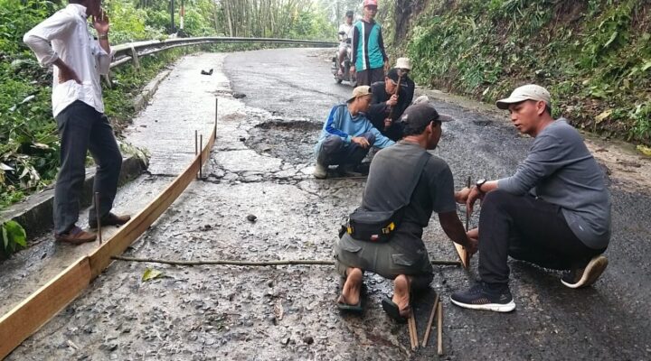 Jalan Tanjakan Sukarame Mulai Dikerjakan Secara Swadaya oleh Warga