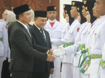 Bupati Parosil Kukuhkan 50 Anggota Paskibraka pada Peringatan HUT ke-80 RI