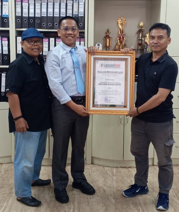 Descatama Paksi Moeda Terima Penghargaan Salah Satu Tokoh Inspiratif dari LAMPUNG7.COM