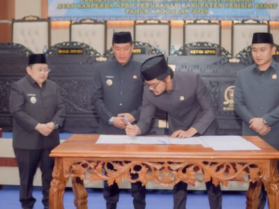 Rapat Paripurna Dengan Agenda Persetujuan Dan Penandatanganan Ranperda APBD Perubahan TA 2025