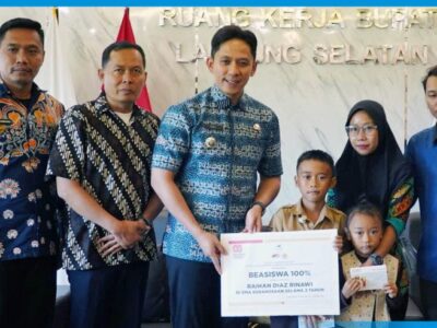 Bupati Egi Tepati Janji, Raihan Si Pahlawan Cilik Rajabasa Dapat Beasiswa dan Tabungan Pendidikan