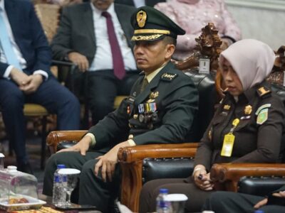 Kasrem 043/Gatam Hadiri Pelantikan Bupati dan Wakil Bupati Pesawaran Periode 2025–2030 Lampung – Kepala Staf Korem 043/Gatam Kolonel Inf Sumarlin Marzuki, S.E., M.Han., menghadiri pelantikan serta pengambilan sumpah jabatan Bupati dan Wakil Bupati Pesawaran periode 2025–2030, Hj. Nanda Indira B., S.E., M.M., dan Antonius Muhammad Ali, S.H., bertempat di Balai Keratun Lt. 3, Komplek Kantor Gubernur Lampung, Rabu (27/08/2025). Prosesi pelantikan dipimpin langsung oleh Gubernur Lampung Rahmat Mirzani Djausal dan berlangsung dengan khidmat, dihadiri oleh jajaran Forkopimda Provinsi Lampung, para Bupati/Walikota se-Lampung, serta tamu undangan lainnya. Mewakili Danrem 043/Gatam, Kolonel Inf Sumarlin Marzuki menyampaikan ucapan selamat atas dilantiknya pasangan Bupati dan Wakil Bupati Pesawaran yang baru. “Selamat bertugas dan menjalankan amanah kepada Ibu Hj. Nanda Indira B., S.E., M.M. sebagai Bupati, dan Bapak Antonius Muhammad Ali, S.H. sebagai Wakil Bupati Pesawaran masa jabatan 2025–2030. Kami berdoa, semoga di bawah kepemimpinan yang baru ini, Kabupaten Pesawaran semakin maju dan sejahtera,” ungkapnya. Turut hadir dalam acara tersebut Wakil Gubernur Lampung, Ketua DPRD Provinsi Lampung, Sekda Provinsi Lampung, para Asisten dan Staf Ahli Gubernur, Ketua Dekranasda Provinsi Lampung, serta jajaran pejabat terkait lainnya.