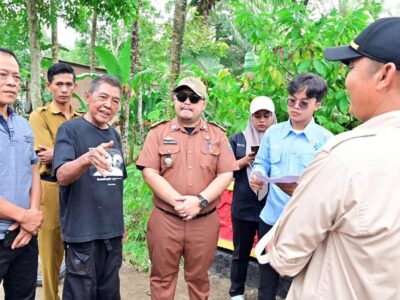 Aksi Sukarela Warnai Perawatan Jembatan Rusak di Merbau Mataram, Camat: Sudah Masuk Agenda Perbaikan Tahun Ini