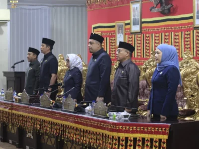 DPRD Lampung Selatan Gelar Paripurna Penandatanganan Nota Kesepakatan KUA-PPAS APBD 2026 Rapat dipimpin langsung oleh Ketua DPRD, Erma Yusneli di dampingi 2 orang wakilnya dan dihadiri oleh Bupati Bupati, Radityo Egi Pratama dan wakil Bupati, M Syaiful Anwar beserta jajaran Forkopimda, Sekretaris Daerah, kepala OPD, serta para anggota DPRD yang dipusatkan di ruang sidang utama kantor DPRD setempat, Rabu (6/8/2025) Dalam sambutannya, Ketua DPRD menyampaikan bahwa penandatanganan nota kesepakatan KUA-PPAS merupakan bagian penting dari tahapan penyusunan APBD, sebagai wujud sinergi antara eksekutif dan legislatif dalam perencanaan pembangunan daerah.