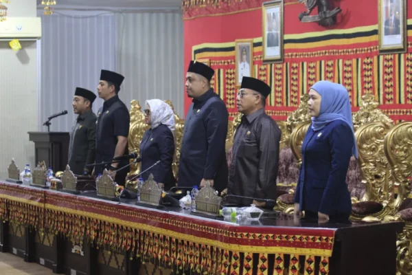 DPRD Lampung Selatan Gelar Paripurna Penandatanganan Nota Kesepakatan KUA-PPAS APBD 2026 Rapat dipimpin langsung oleh Ketua DPRD, Erma Yusneli di dampingi 2 orang wakilnya dan dihadiri oleh Bupati Bupati, Radityo Egi Pratama dan wakil Bupati, M Syaiful Anwar beserta jajaran Forkopimda, Sekretaris Daerah, kepala OPD, serta para anggota DPRD yang dipusatkan di ruang sidang utama kantor DPRD setempat, Rabu (6/8/2025) Dalam sambutannya, Ketua DPRD menyampaikan bahwa penandatanganan nota kesepakatan KUA-PPAS merupakan bagian penting dari tahapan penyusunan APBD, sebagai wujud sinergi antara eksekutif dan legislatif dalam perencanaan pembangunan daerah.