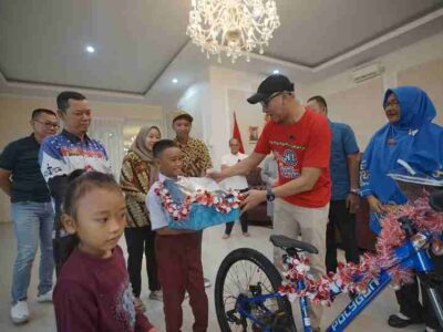 Aksi Viral Raihan Panjat Tiang Bendera, Gubernur Mirza Beri Hadiah Sepeda hingga Tabungan
