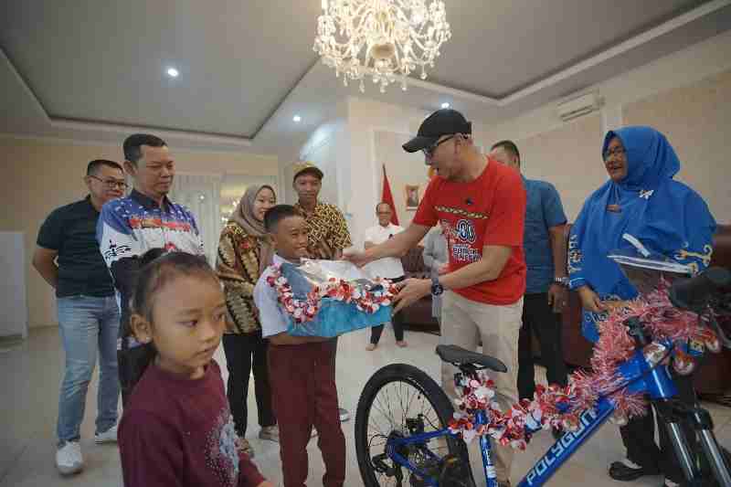 Aksi Viral Raihan Panjat Tiang Bendera, Gubernur Mirza Beri Hadiah Sepeda hingga Tabungan