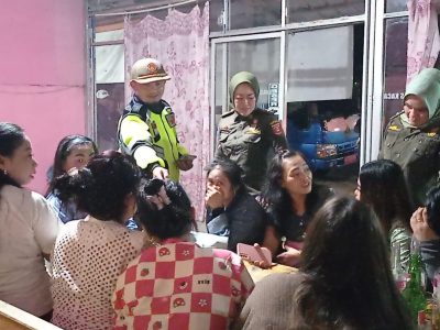 Satpol PP Lampung Barat Tindak Tegas Aktivitas Prostitusi dan Konsumsi Miras Satuan Polisi Pamong Praja, Pemadam Kebakaran dan Penyelamatan Kabupaten Lampung Barat melaksanakan operasi penertiban terhadap dugaan pelanggaran Peraturan Daerah Nomor 15 Tahun 2013 tentang Ketertiban Umum. Kegiatan ini dilakukan pada Minggu malam, 3 Agustus 2025, di sekitar wilayah Jerambah, Kecamatan Way Tenong, Kabupaten Lampung Barat. Plt. Kepala Satpol PP, Damkar dan Penyelamatan Kabupaten Lampung Barat, Domi Nofalisa Utama Faizul, S.STP., M.Si., menyampaikan bahwa operasi ini merupakan tindak lanjut dari keluhan masyarakat mengenai aktivitas yang meresahkan, seperti konsumsi minuman beralkohol, praktik prostitusi, serta kegiatan karaoke liar yang mengganggu ketenangan warga sekitar. “Laporan masyarakat menunjukkan bahwa lokasi tersebut kerap menjadi tempat berkumpul sekelompok orang yang melakukan aktivitas melanggar norma dan ketertiban. Tidak hanya itu, beberapa kali terjadi keributan hingga perkelahian yang mengancam rasa aman warga sekitar,” ujar Domi. Atas dasar tersebut dan atas instruksi langsung dari Bupati Lampung Barat, tim gabungan dikerahkan untuk melakukan penertiban. Terlebih lagi, lokasi yang digunakan merupakan aset milik pemerintah yang tidak semestinya dimanfaatkan untuk kegiatan negatif. Operasi yang berlangsung secara humanis dan persuasif ini dipimpin oleh Kabid Penegakan Perda dan Perbup, Misranto, S.H., dengan melibatkan 16 personel. Penyisiran dilakukan secara menyeluruh di beberapa titik lokasi yang terindikasi kuat terjadi pelanggaran Perda. Hasil operasi menunjukkan bahwa di lokasi terdapat sekitar 35 orang pengunjung, baik di dalam maupun luar bangunan. Sebagian di antaranya tertangkap tangan sedang mengkonsumsi minuman keras, bernyanyi karaoke, serta terindikasi melakukan praktik prostitusi. Dari lokasi, petugas menyita 10 botol minuman beralkohol sebagai barang bukti, dan ditemukan 6 dus minuman beralkohol lainnya. Selain itu, sebanyak 17 wanita yang diduga sebagai pekerja seks komersial (PSK) diamankan untuk dilakukan pendataan dan pembinaan. “Mereka diberikan pengarahan serta peringatan agar meninggalkan aktivitas tersebut. Kami beri waktu 3 hari untuk mengosongkan lokasi, jika masih ditemukan pelanggaran, maka penindakan tegas akan dilanjutkan,” tegas Misranto. Para wanita tersebut berasal dari berbagai wilayah, di antaranya Jawa Barat, Sumatera Selatan, Jawa Tengah, Jabodetabek, Tanggamus, dan Bandar Lampung, menandakan bahwa aktivitas ilegal ini telah melibatkan pihak luar daerah. Plt. Kasat juga menegaskan bahwa operasi ini bertujuan menciptakan efek jera serta mengembalikan fungsi ruang publik agar tidak disalahgunakan. “Kami berharap operasi ini dapat memberikan dampak positif terhadap ketentraman, kenyamanan, dan ketertiban masyarakat, khususnya di Way Tenong dan secara luas di wilayah Lampung Barat,” tutup Domi. Satpol PP Lampung Barat menegaskan komitmennya untuk terus menegakkan peraturan daerah secara konsisten, dengan pendekatan yang tegas namun tetap menjunjung nilai-nilai kemanusiaan. Kegiatan ini juga dimaksudkan sebagai upaya menegakkan ketertiban umum dan menciptakan lingkungan yang aman dan nyaman bagi masyarakat.