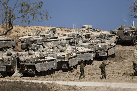 Tentara Israel berdiri di samping kendaraan tempur lapis baja (APC) di dekat perbatasan Israel-Gaza, di Israel, Selasa (16/9/2025). /Ist