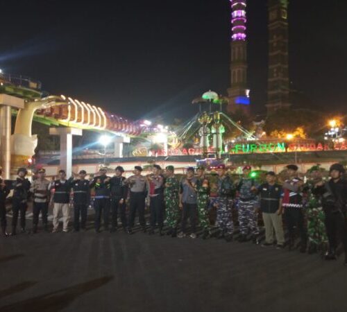 Sinergi TNI-Polri: Babinsa Kodim 0410/KBL Turut Amankan Objek Vital Lewat Patroli Malam
